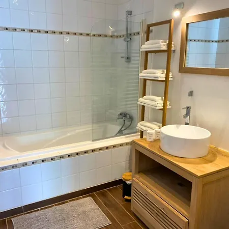 Maisonnette -2ch - 4p - Parking Privé - Sous Les Toits De